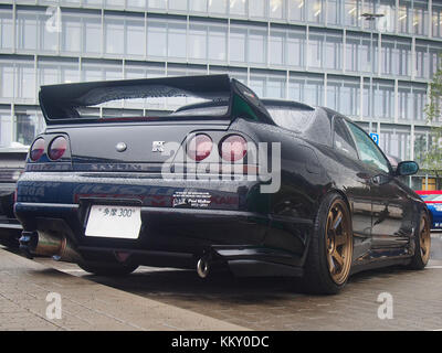 Schwarz 1995 Nissan Skyline GT-R (R33) V-spec im Regen. Dieses Modell ist eines der beliebtesten Autos für Skyline Fans. Stockfoto