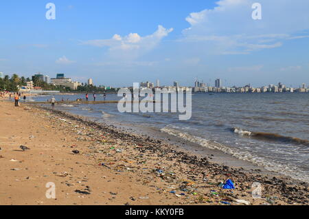 Müll in Chowpatty Beach Mumbai Indien verstreut sind. Stockfoto