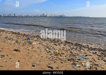 Müll in Chowpatty Beach Mumbai Indien verstreut sind. Stockfoto