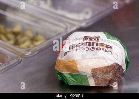 St. Petersburg, Russland - November 29, 2017: Whopper in einer Küche von 500 Burger King Restaurant in Russland in den Tag der Eröffnung. Erste Burger King re Stockfoto