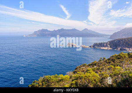 Helle Wolken über Karpfen Bucht und die Gefahren im Freycinet Nationalpark - Tasmanien, Australien Stockfoto