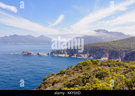 Helle Wolken über Karpfen Bucht und die Gefahren im Freycinet Nationalpark - Tasmanien, Australien Stockfoto