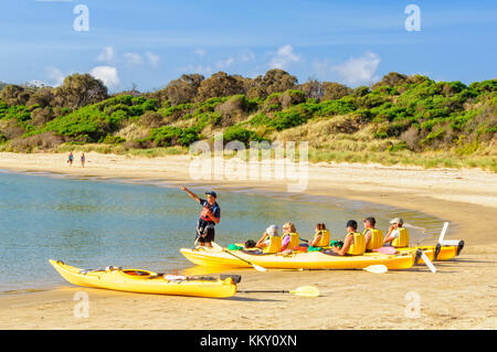 Gruppe Orientierung am Anfang einer geführte Kajak Tour im Freycinet Nationalpark - Coles Bay, Tasmanien, Australien Stockfoto