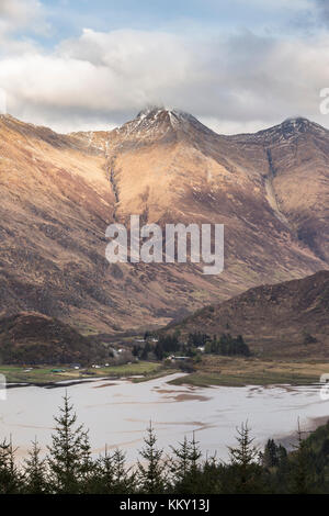 Blick über die Kintail National Scenic Area und Loch Duich in Schottland. Stockfoto