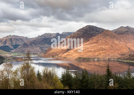 Blick über die Kintail National Scenic Area und Loch Duich in Schottland. Stockfoto