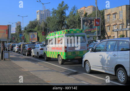 Krankenwagen in dichtem Verkehr Stau in Marine Drive Downtown Mumbai, Indien. Stockfoto