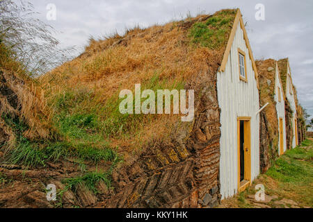 Traditionelle Häuser aus grassoden an byggdasafn skagfirdinga auf Island. Stockfoto