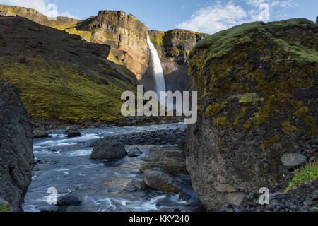 Der Wasserfall háifoss liegt in der Nähe des Vulkans Hekla im Süden von Island gelegen. Der Fluss fossá, einem Nebenfluss der þjórsá, fällt hier aus einer Höhe von Stockfoto