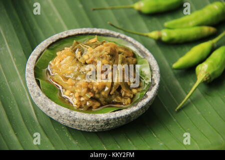 Sambal Lado Mudo oder Sambal Cabe Ijo, die grüne Chili Paste aus Padang, West Sumatra Stockfoto