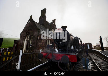 Die Churnet Valley Railway Santa Zug zwischen Chedderton Station in Staffordshire und Froghall Station. Stockfoto