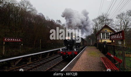 Die Churnet Valley Railway Santa Zug zwischen Chedderton Station in Staffordshire und Froghall Station. Stockfoto