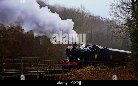 Die Churnet Valley Railway Santa Zug zwischen Chedderton Station in Staffordshire und Froghall Station. Stockfoto