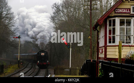 Die Churnet Valley Railway Santa Zug zwischen Chedderton Station in Staffordshire und Froghall Station. Stockfoto