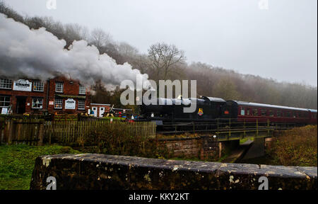 Die Churnet Valley Railway Santa Zug zwischen Chedderton Station in Staffordshire und Froghall Station. Stockfoto