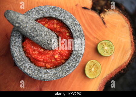 Sambal Oelek Tomat auf Steinzeug Mörtel Stockfoto