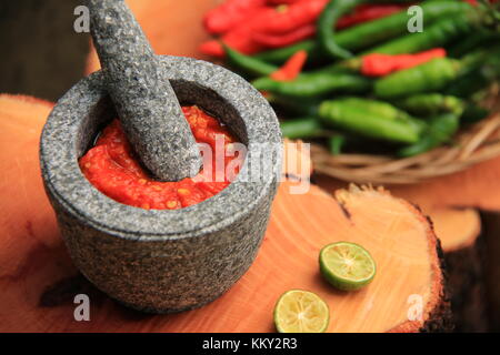 Sambal Oelek Tomat auf Steinzeug Mörtel Stockfoto
