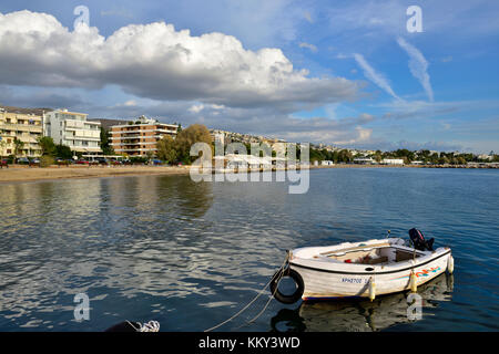 Outboard motorboat angelegt mit Küste im Hintergrund Stockfoto