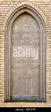 Blinde Fenster der Grabkapelle in Guetzkow, Mecklenburg-Vorpommern, Deutschland mit bibeltext - Jeremia 23:6. Stockfoto