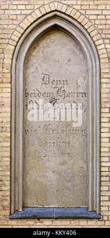 Blinde Fenster der Grabkapelle in Guetzkow, Mecklenburg-Vorpommern, Deutschland mit Bibelstelle Psalm 130:7. Stockfoto