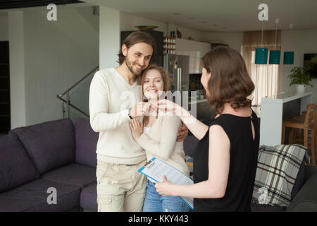 Glückliches junges paar Mieter erhalten Schlüssel der neuen Wohnung home Stockfoto