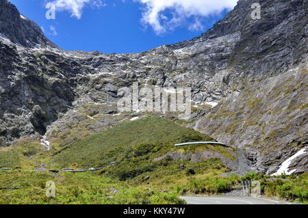 Eingang zum Homer Tunnel unter Darran Mountain auf dem Milford Sound Highway, Fiordland, Neuseeland Stockfoto