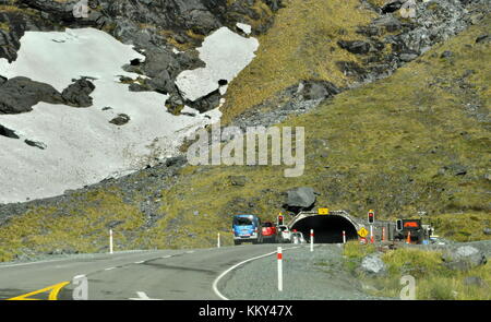 Eingang zum Homer Tunnel unter Darran Mountain auf dem Milford Sound Highway, Fiordland, Neuseeland Stockfoto