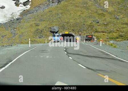 Eingang zum Homer Tunnel unter Darran Mountain auf dem Milford Sound Highway, Fiordland, Neuseeland Stockfoto