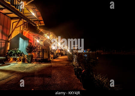 Landschaft. schöne Waterfront Village Szene haben in der Nacht Licht von Haus mit dunklen Hintergrund Stockfoto