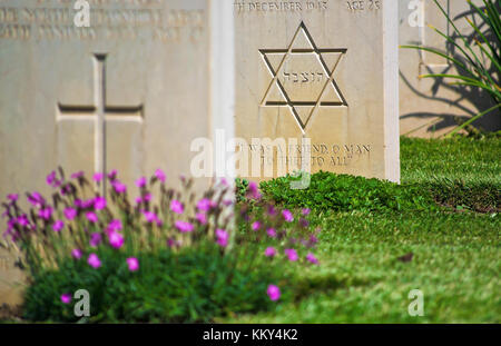 Grabsteine auf dem Militärfriedhof Stockfoto