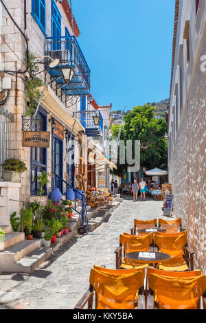 Cafes und Geschäften auf eine typische Straße in der Dorfmitte, Hydra, Saronische Inseln, Griechenland Stockfoto