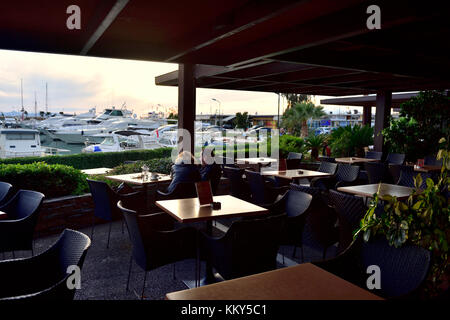 Restaurant mit Blick auf Meer und Hafen im Athener Vorort Glyfada in der Nähe von Sunset, Saronischer Golf, Griechenland Stockfoto