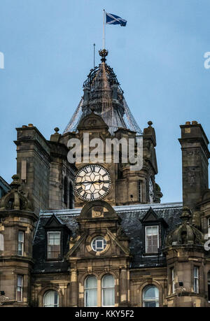 Rocco Forte Hotel Balmoral mit Uhrturm, Princes Street, Edinburgh, Schottland, Großbritannien, mit Weihnachten Dekoration leuchten und saltire Flagge Stockfoto