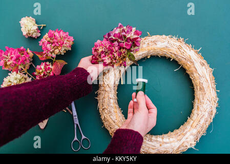 Frau, Detail, Hände, Herbst, Kranz mit Hortensien Blüten, DIY, Stockfoto