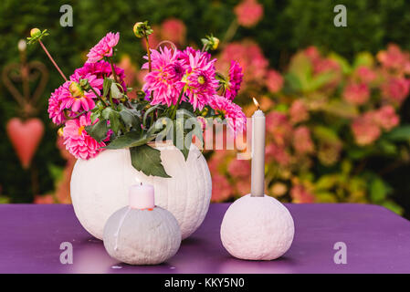 Tischdekoration, Kürbisse, Vase, Blumen, Kerzen, Stockfoto