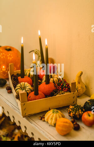 Herbstliche Dekoration, Kürbisse, Kerzen, Stockfoto