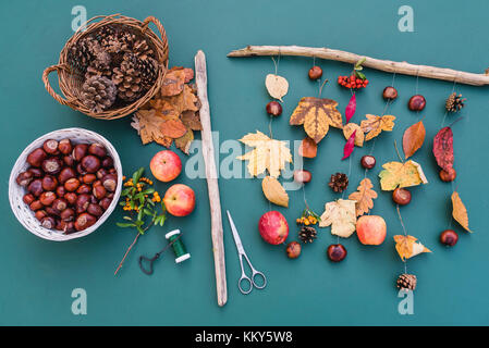 Diy, herbstliche Dekoration, mobile, natürliche Materialien, Basteln, Stockfoto