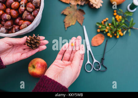 DIY, herbstliche Dekoration, mobile, natürliche Materialien, Basteln, Frauenhände, detail, Stockfoto