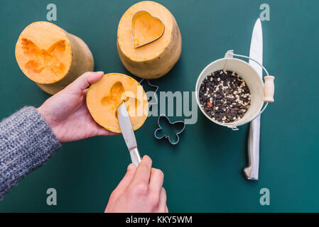 Frau, Detail, Hände, Kürbis, Vogelfutter, Vogelfutter, birdfood, Vogelfutter, Vogelfutter, Stockfoto