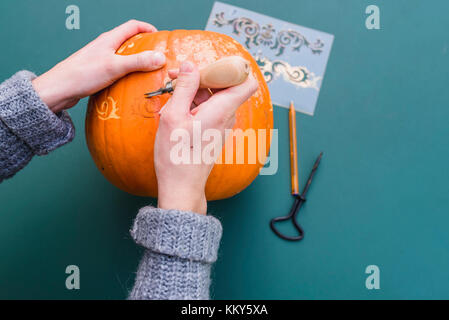 Diy, herbstliche Dekoration, Kürbis, Schablone, Schnitzen, Stockfoto