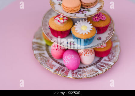 Etagere, Muffin, Macarons, Ostereier, Detail, Vogelperspektive, Stockfoto