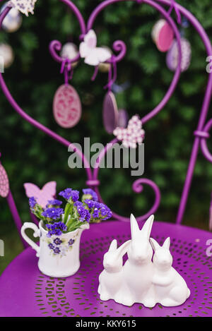 Ostern Dekoration, Garten Stuhl, Porzellanfigur, Osterhase, Stockfoto