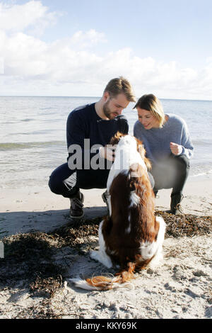 Paar mit Hund an der Ostsee, Stockfoto