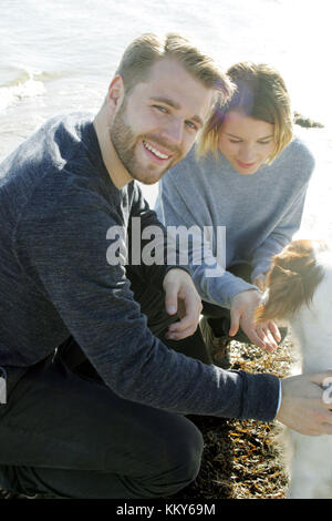 Paar mit Hund an der Ostsee, Stockfoto