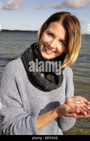 Frau, blond, Ostsee, Freizeit, Muscheln am Strand Stockfoto