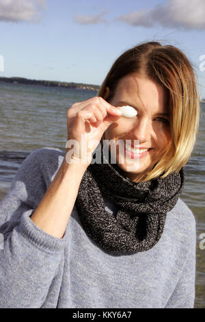 Frau, blond, Ostsee, Freizeit, Muscheln am Strand Stockfoto