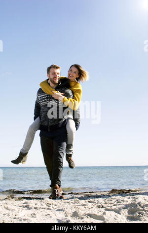 Paar, Ostsee, Strand, Huckepack, Stockfoto