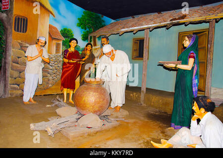 Sai Baba mit seinen Anhängern, Sant Darshan Museum, Hadashi, Maharashtra, Indien Stockfoto