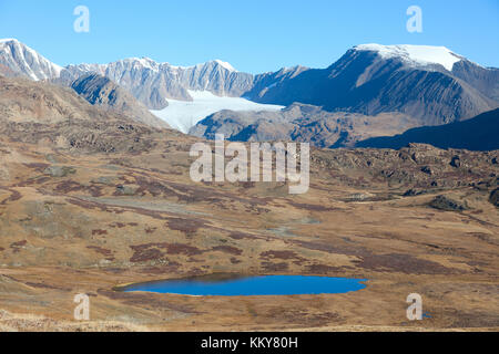 Klarem Himmel auf der Mountain Lake und rote Erde Stockfoto