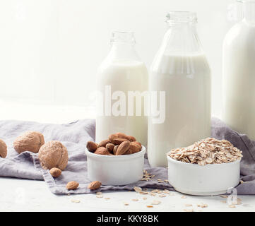 Alternative Arten von Milch in Glasflaschen. vegan ohne Milch Stockfoto