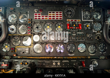 Flug Schreibtisch Control Panel auf einem Flugzeug für Antenne Kartographie, Aufklärung und Transport ausgelegt. alte Technologie Flugzeuge. Stockfoto